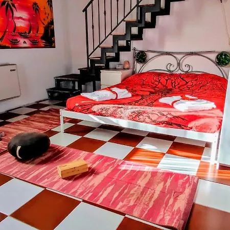 A Due Passi Dal Centro Di - Terra E Luna Rossa Apartment Conversano
